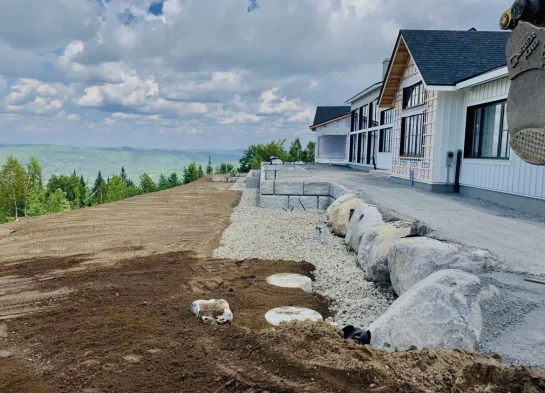 Aménagement de terrain et pose de blocs de pierre en montagne - Excavation Laurentides