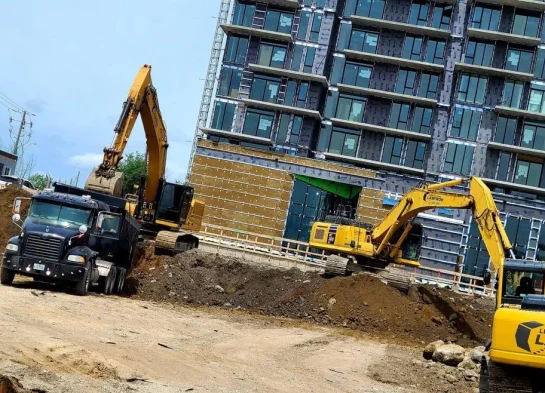 Chantier multi-excavateurs pour immeuble à grande hauteur - Excavation Rive-Nord