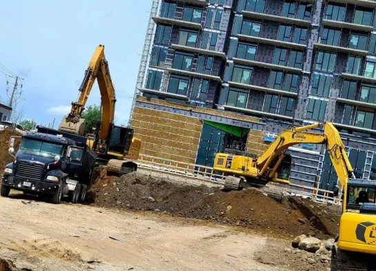 Chantier multi-excavateurs pour immeuble à grande hauteur - Excavation Rive-Nord