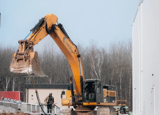 Creusage de tranchée pour infrastructures souterraines industrielles - Excavation Rive-Nord