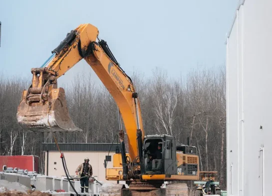 Creusage de tranchée pour infrastructures souterraines industrielles - Excavation Rive-Nord