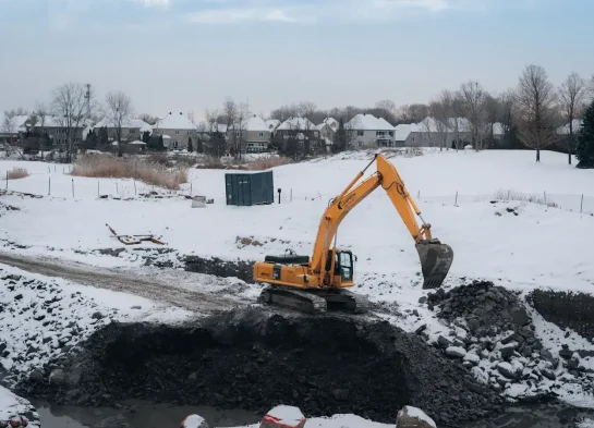 Excavation dans le roc sur terrain enneigé - Excavation Montréal
