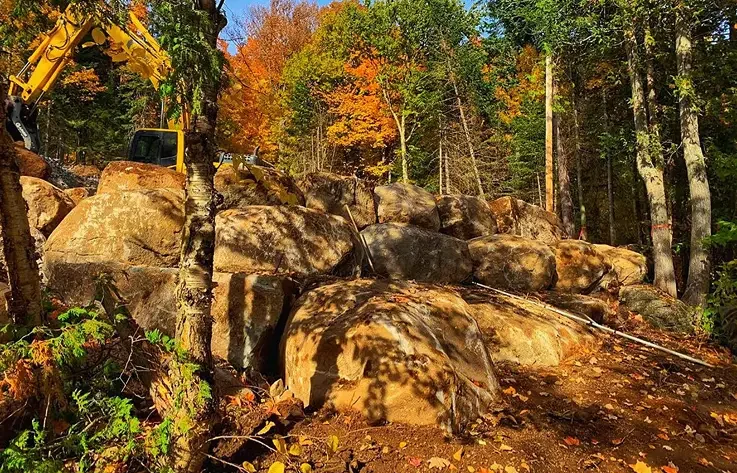 Excavation et mur de roches - Laurentides