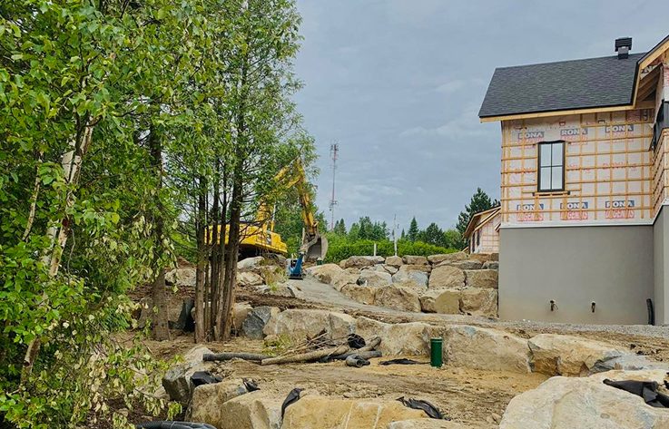 Mur de soutènement résidentiel en roches - Laurentides
