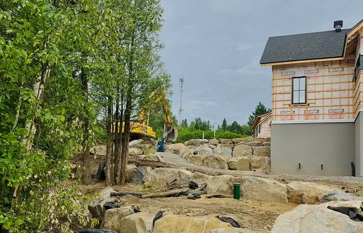Mur de soutènement résidentiel en roches - Laurentides